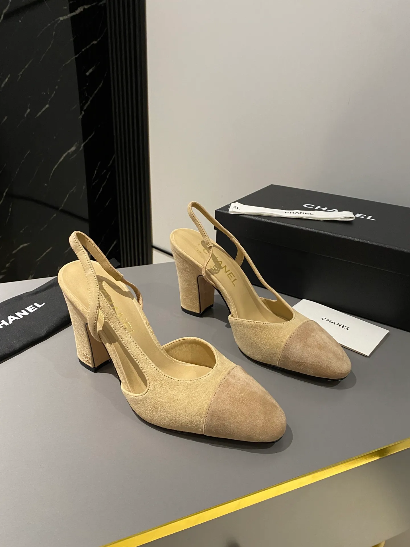 👟👟Ex-factory price 520👟👟 Purchase grade, high-heeled version, Chanel classic slingback sandals. We have been making this model for the past few years. This year, we will re-purchase the version and make a detailed copy again. I found that the upper lines and body comfort of the new version have been slightly adjusted! The brand won't say anything because the overall appearance difference is not big and it doesn't affect wearing. All colors now produced are produced according to the latest styles! What you buy is the latest classic model from the counter, made of imported mixed sheepskin surface material, imported mixed sheepskin, and Italian imported cowhide leather soles! High heels 9.5cm Size: 35-39 Other sizes can be customized (customized sizes 34, 40, 41, 42, 43 are non-refundable and non-exchangeable)